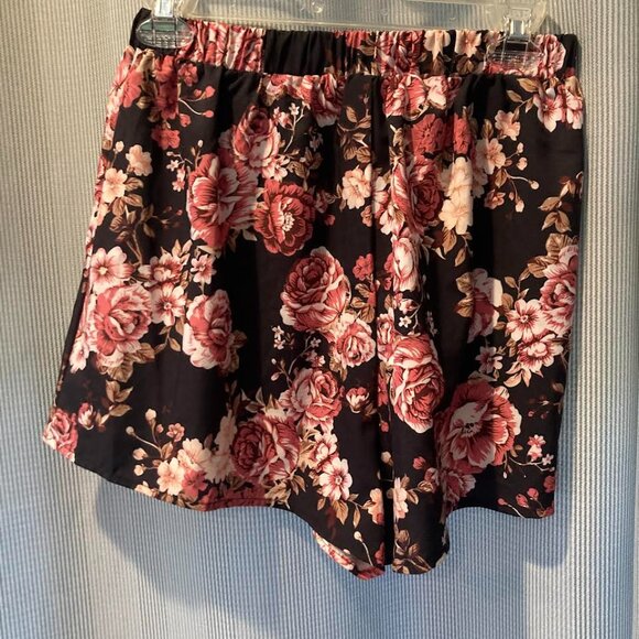 Rose shorts Med - Picture 2 of 5